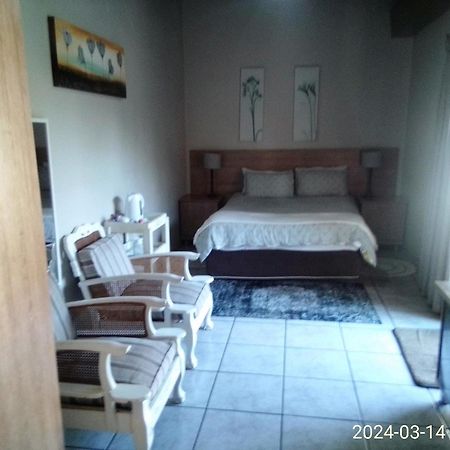 12 On Vaal Drive Guesthouse Vanderbijlpark Extérieur photo