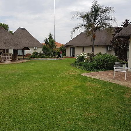 12 On Vaal Drive Guesthouse Vanderbijlpark Extérieur photo