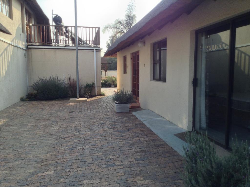 12 On Vaal Drive Guesthouse Vanderbijlpark Chambre photo