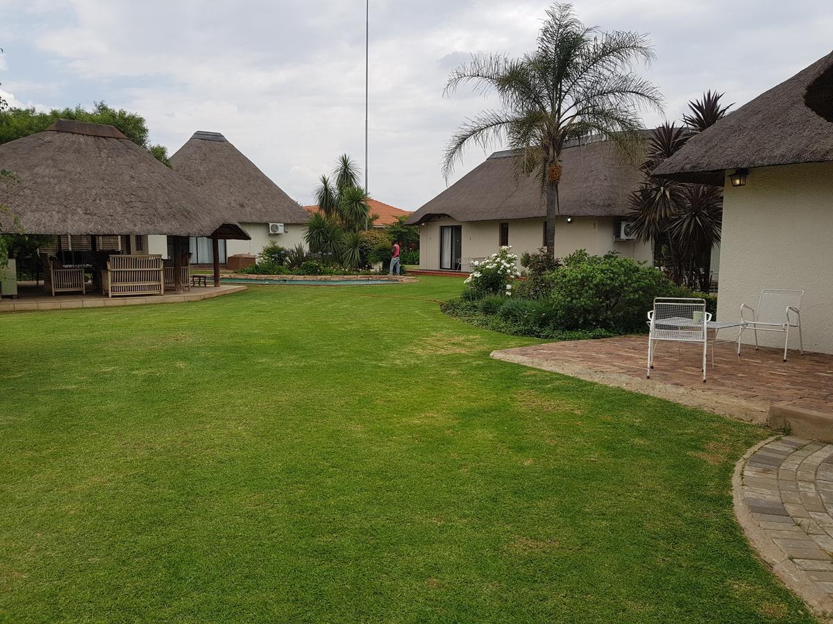 12 On Vaal Drive Guesthouse Vanderbijlpark Extérieur photo