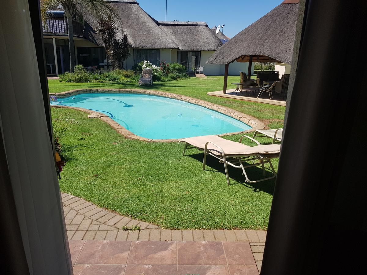 12 On Vaal Drive Guesthouse Vanderbijlpark Extérieur photo