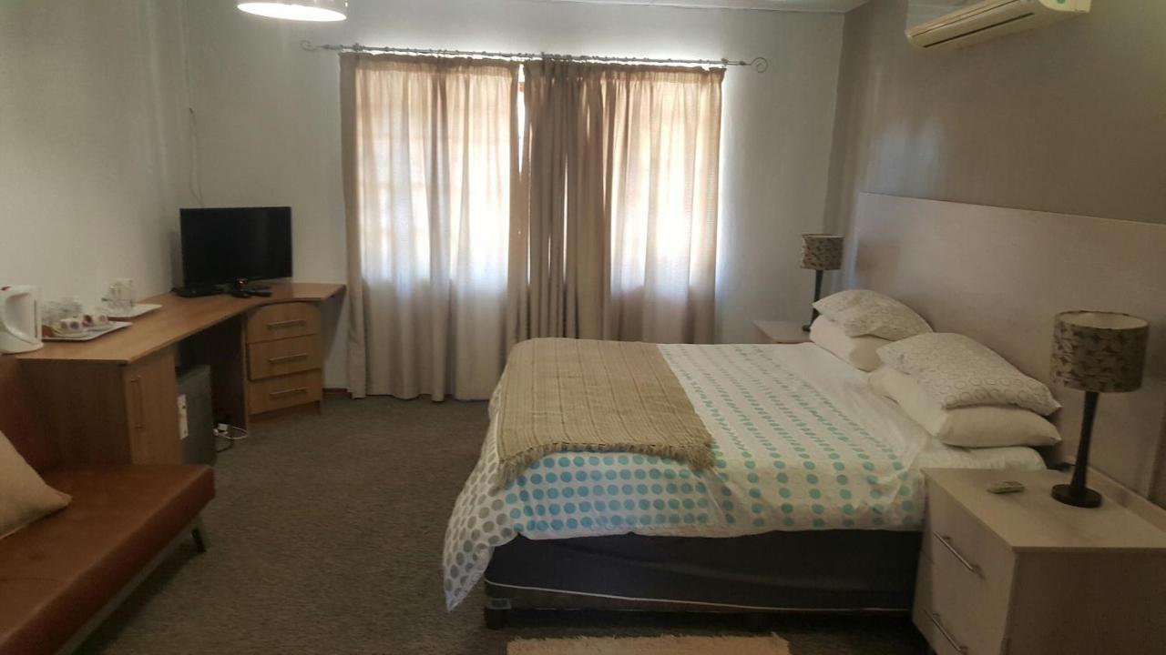 12 On Vaal Drive Guesthouse Vanderbijlpark Extérieur photo