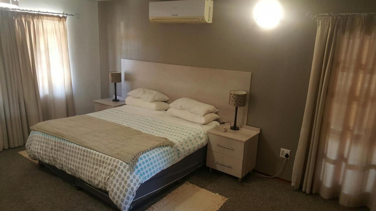 12 On Vaal Drive Guesthouse Vanderbijlpark Extérieur photo