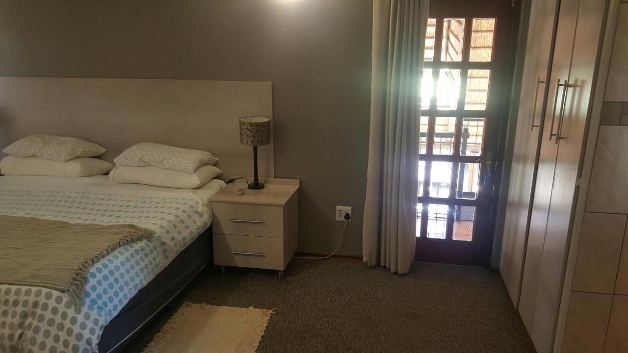 12 On Vaal Drive Guesthouse Vanderbijlpark Extérieur photo