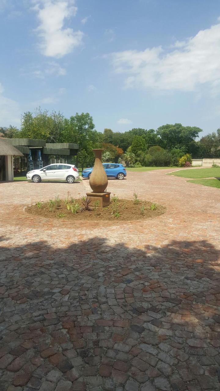 12 On Vaal Drive Guesthouse Vanderbijlpark Extérieur photo