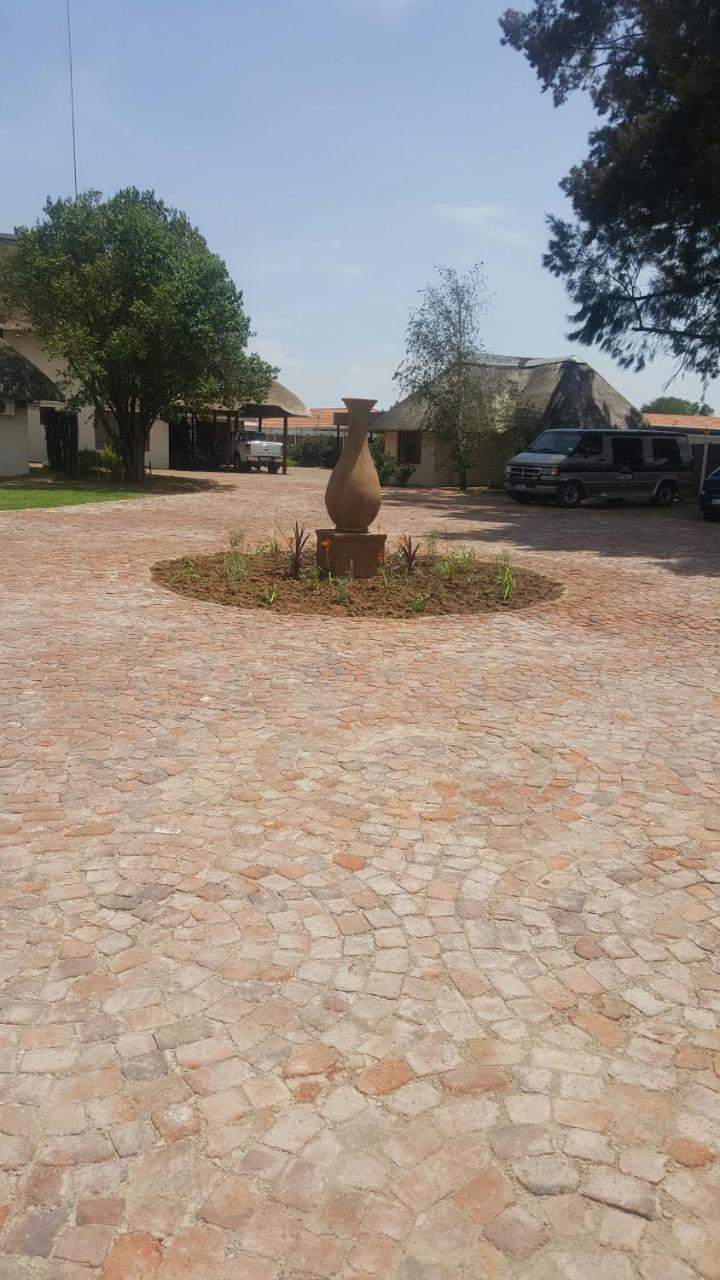 12 On Vaal Drive Guesthouse Vanderbijlpark Extérieur photo